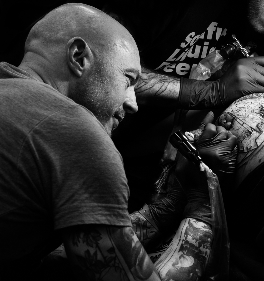Rich Harris tattooing live at London Tattoo Convention